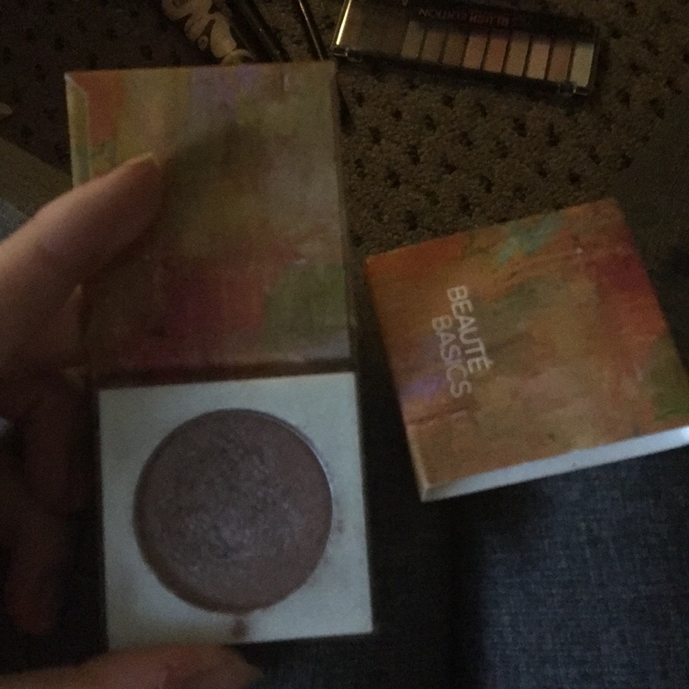 Eyeshadow - Picture 2 of 2